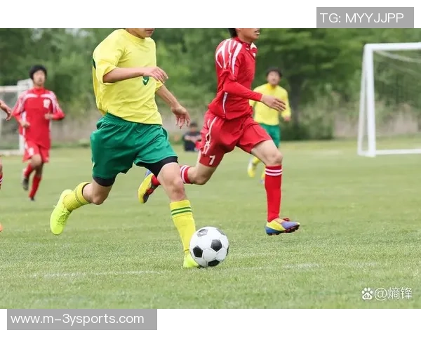 足球鞋踩苹果的奇妙碰撞与运动激情的完美结合